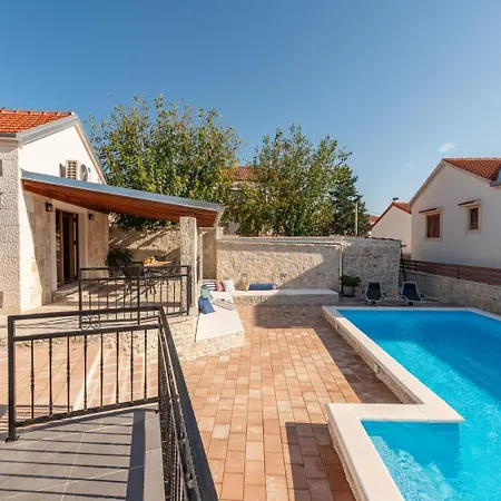 Ika Villa